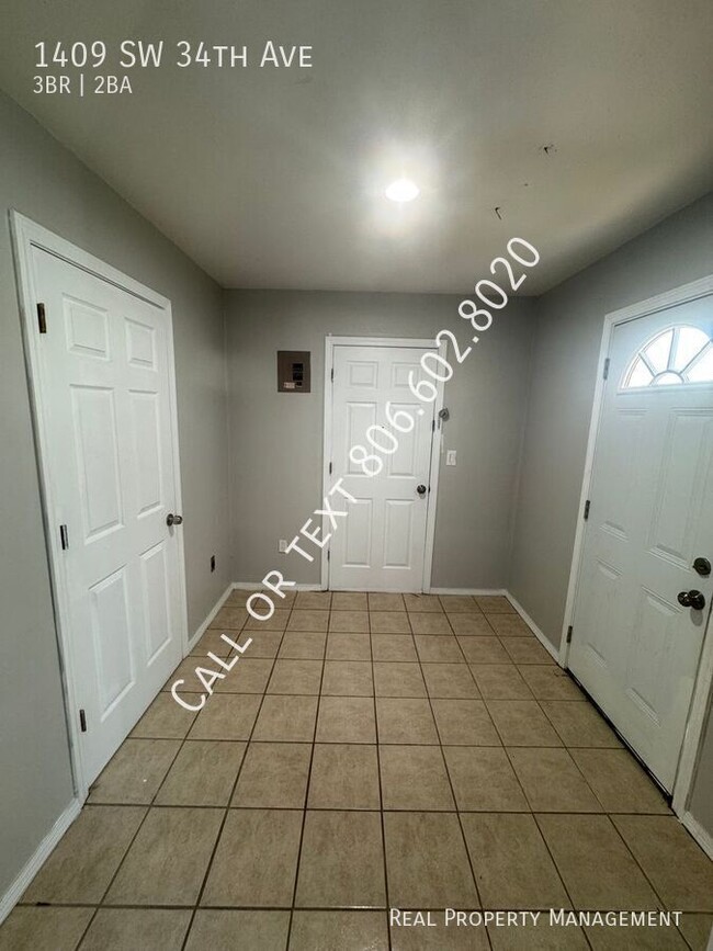 Building Photo - Spacious 3 bed 2 bath home with easy acces...