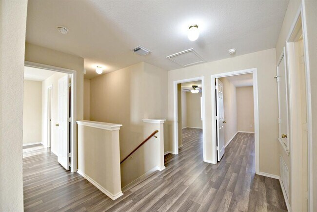 Building Photo - 105 Mesa Dr