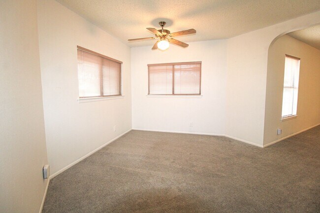 Building Photo - 14018 N Hills Village Dr