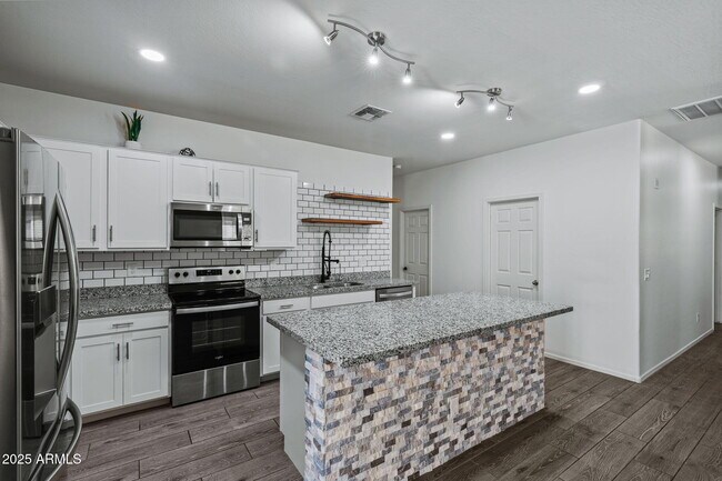 Building Photo - 21582 W Cocopah St