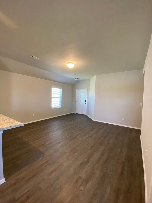 Building Photo - *NOW PRELEASING* Three Bedroom | Two Bathroom Home Fox Tail