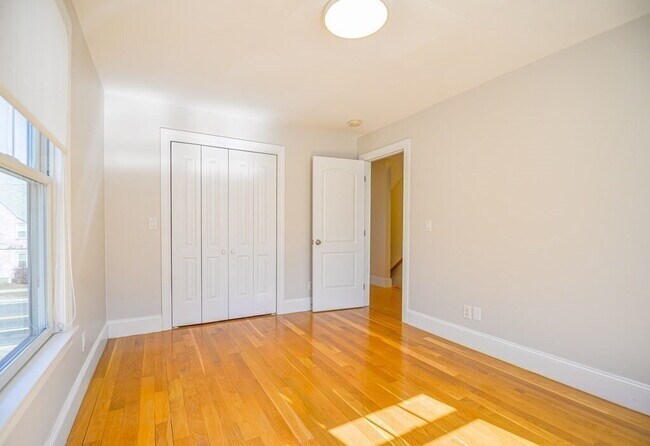 Building Photo - Spacious 3BR End-Unit Townhome with Finished Basement & Tandem Parking