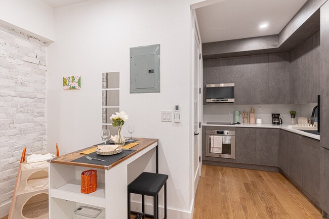 Building Photo - 631 Wilson Ave