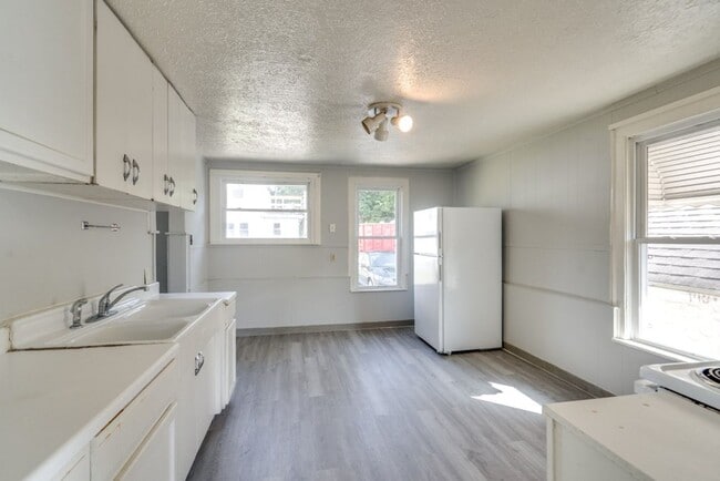 Building Photo - 491 Allyn St