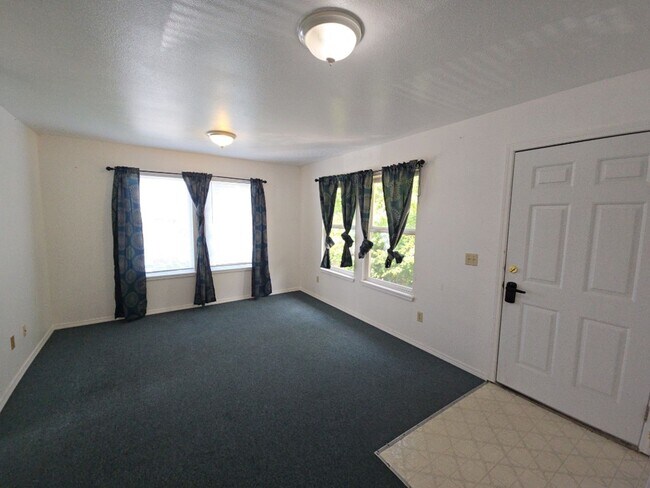 Building Photo - 830 Crescent Way