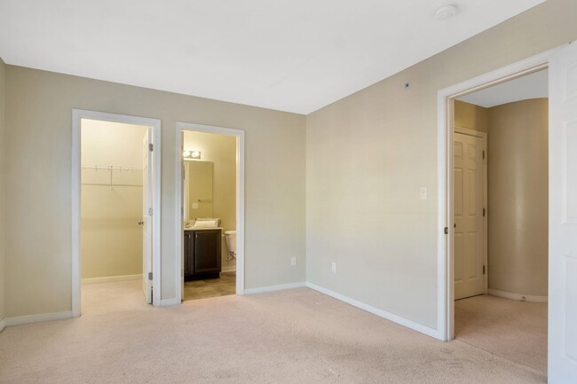 Building Photo - Spacious 3 Bedroom 3.5 Bathroom Townhome i...