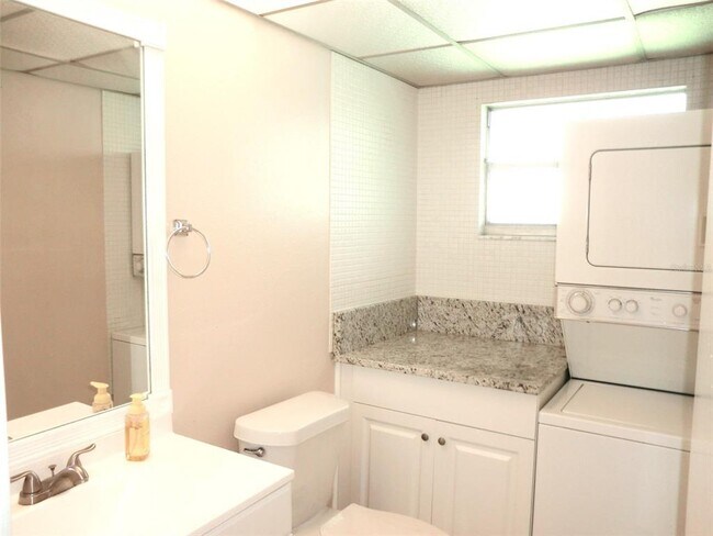 Building Photo - 206 Andover Pl N
