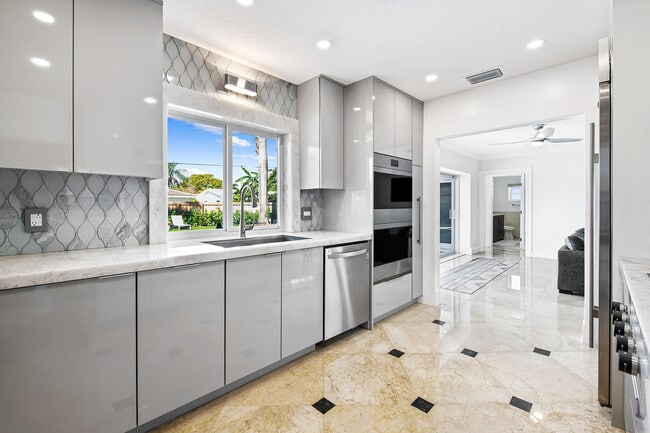 Building Photo - 4761 Bayview Dr
