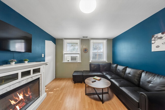 Building Photo - 2818 N Ashland Ave