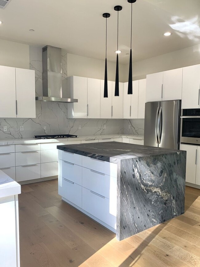 Building Photo - Bright, Modern & Beautiful – 3BR Home in M...