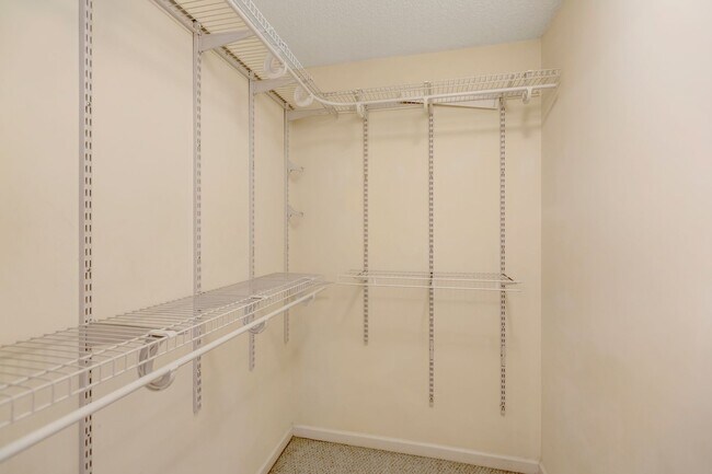 Building Photo - Townhouse available in Summer Wood!