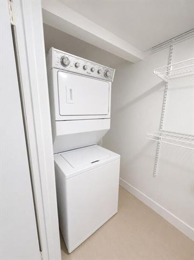 Building Photo - 540 Brickell Key Dr