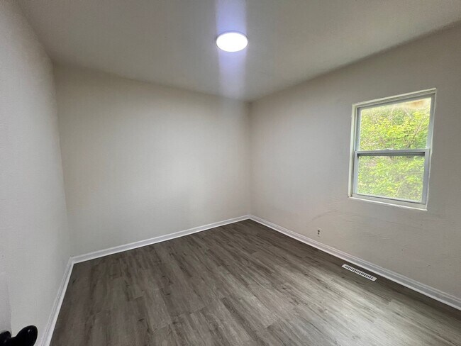 Building Photo - Charming 3 Bedroom 1 Bath For Rent Northeast Wichita, KS