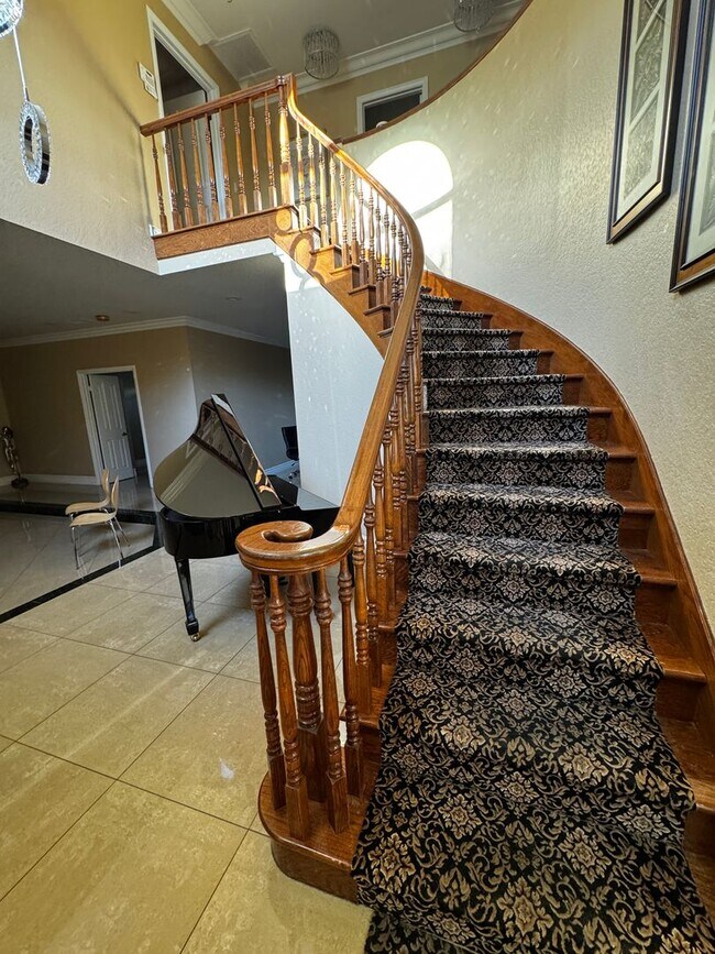 Building Photo - Custom Estate