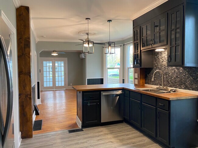 Building Photo - 37 Wyoming St E