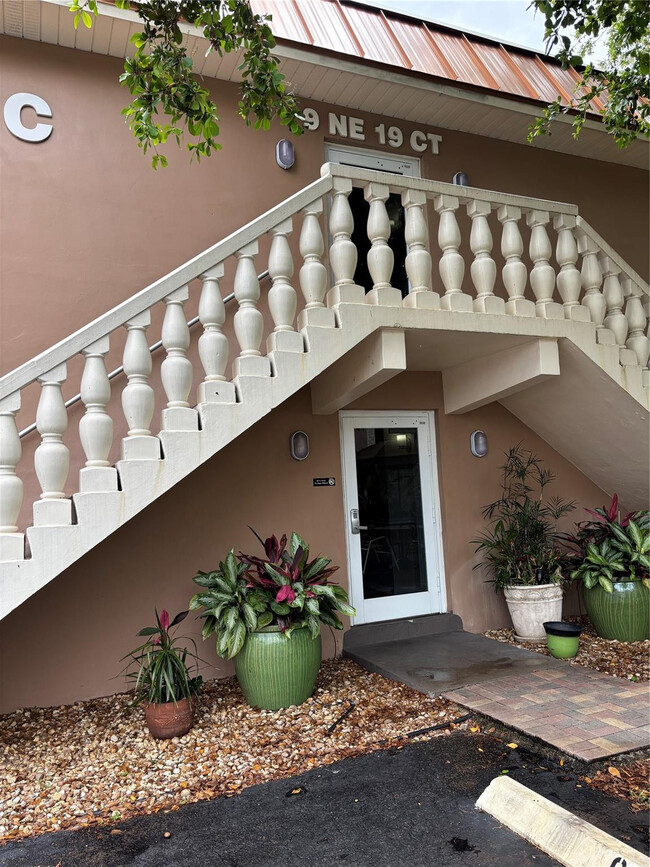 Building Photo - 9 NE 19th Ct