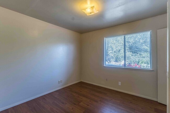 Building Photo - 3901 Knollwood Dr