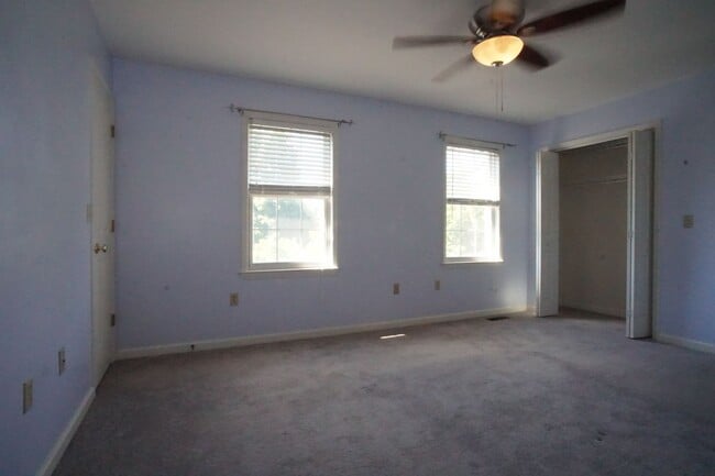 Building Photo - 4 Bed / 3 Bath.  Pet Friendly.  Reserved Parking. Master on Main.