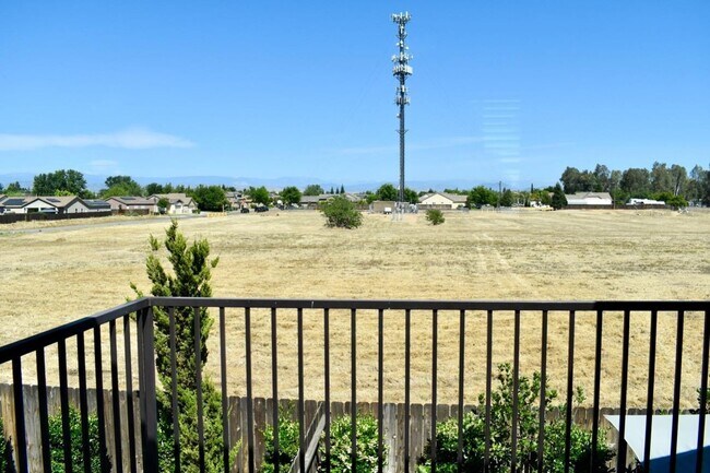 Building Photo - Stunning 3-Bedroom, 2.5-Bathroom Home for ...