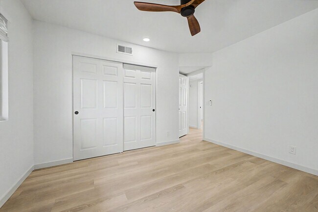 Building Photo - Remodeled 3BR End Unit Townhome in South Tempe | Private Yard + Covered Parking