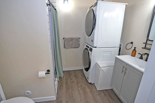 Building Photo - Fully Furnished Bungalow with Studio Living and Scenic Views in Tacoma!