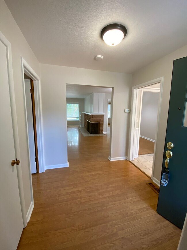 Building Photo - Stylish & Spacious 3-Bedroom Home in SE Sa...