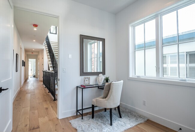 Building Photo - 724 13th St