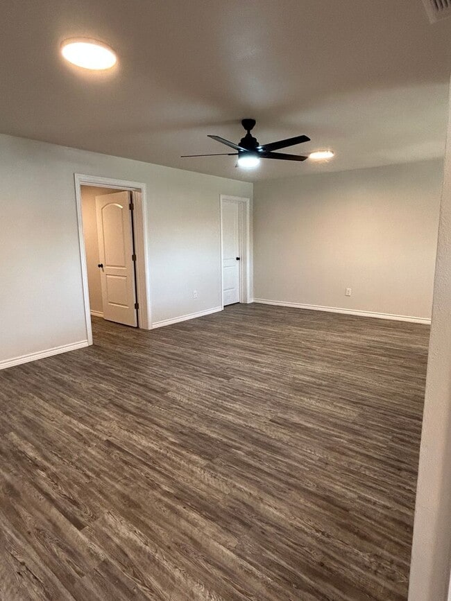 Building Photo - Beautiful Home on the Eastside!