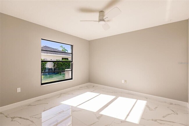 Building Photo - 904 S Doral Ln