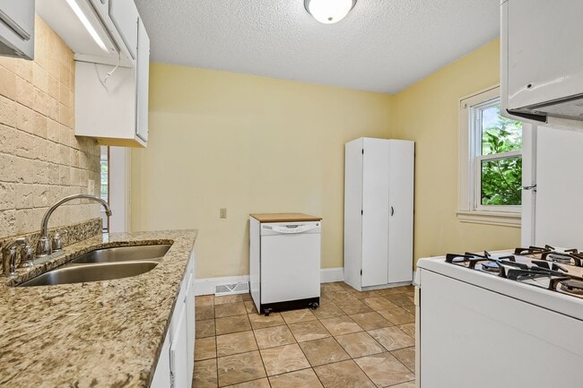 Building Photo - MUST SEE 5BD/2BA in Como near U of M! Avail. 9/1/26