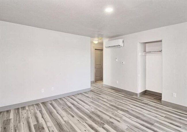 Building Photo - Stunning, Newly Remodeled Condo in Southri...