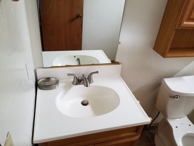 Building Photo - 2 bedroom with 1 bath