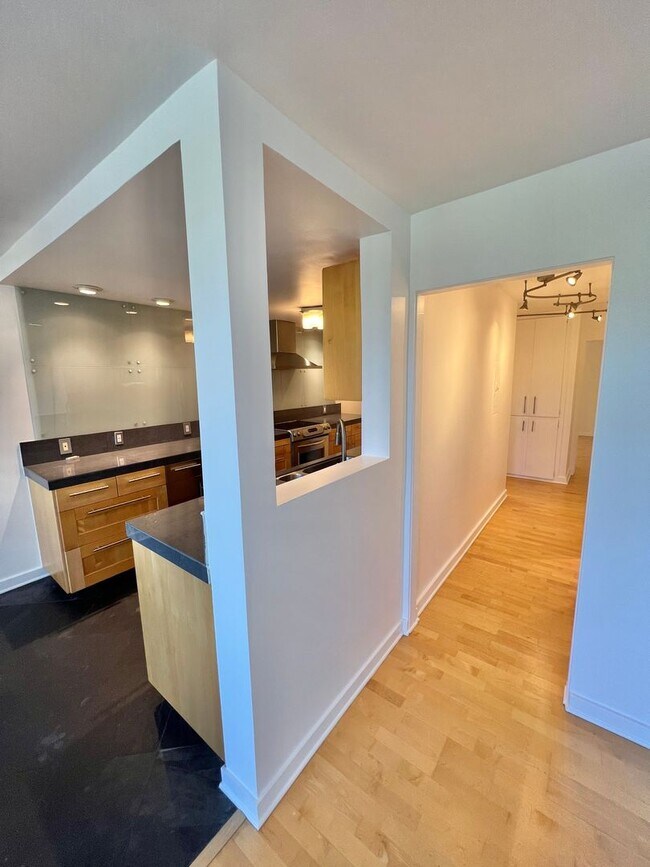 Building Photo - Modern 2 bedroom Gem Near Bixby Park | Private Balcony & Secured Parking