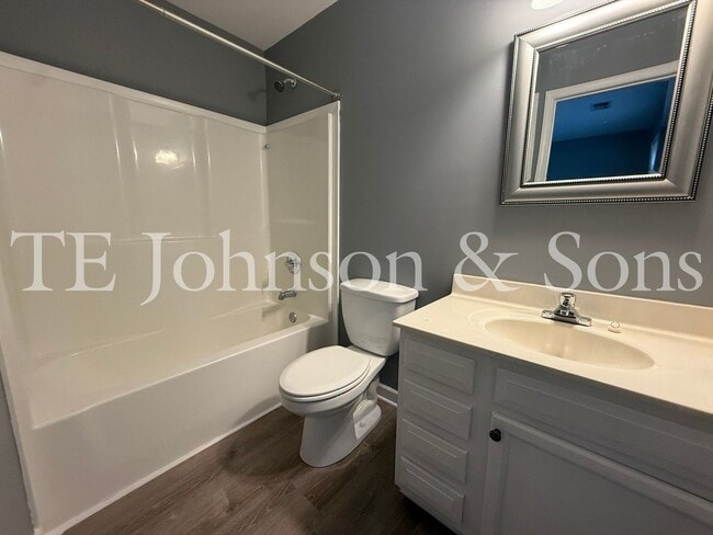 Building Photo - Charming 3 Bedroom Home with Modern Finishes on Dellwood