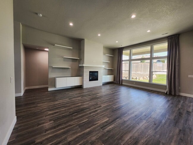 Building Photo - Elegant 4 Bed, 2 Ba Home - MANY Upgrades &...