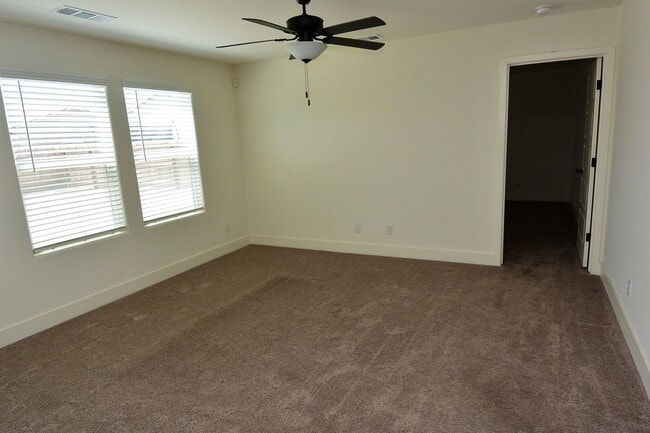 Building Photo - Almost Brand New 4 bedroom home in great South East Visalia neighborhood with Solar