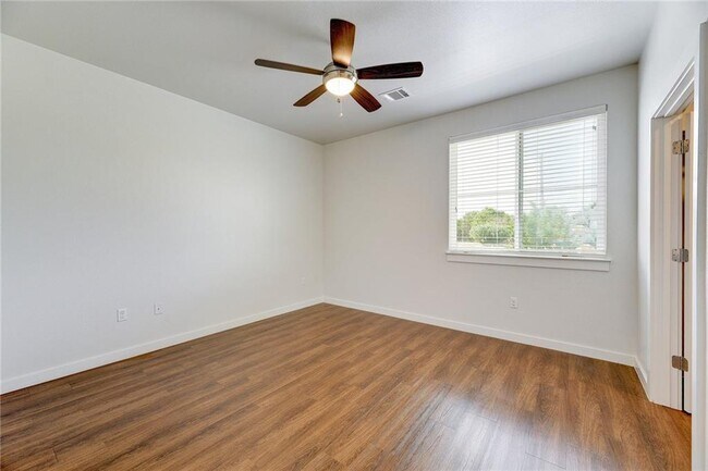 Building Photo - 400 Rose Dr