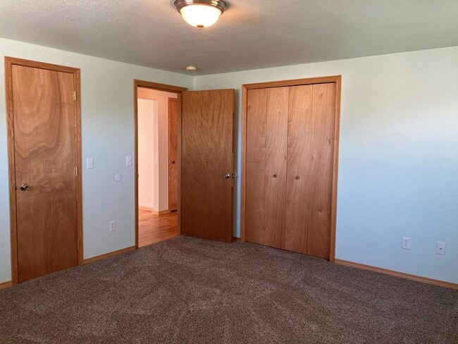 Building Photo - Spacious 4-Bedroom, 2-Bath Home with Daylight Basement, Large Yard & Two Fireplaces!.