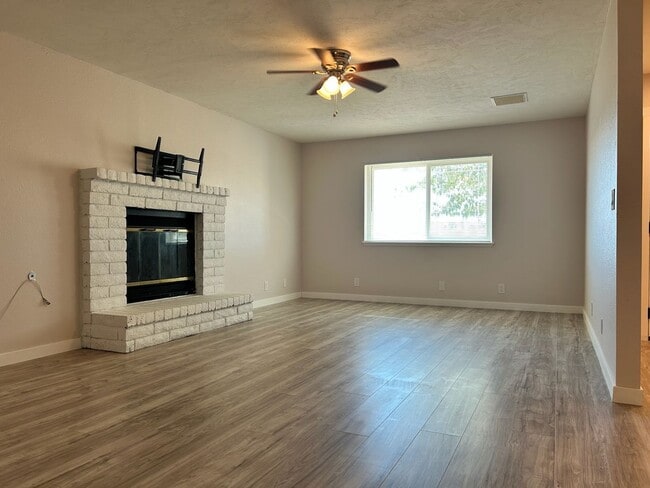Building Photo - Please contact Vaughn Realty to set up an ...
