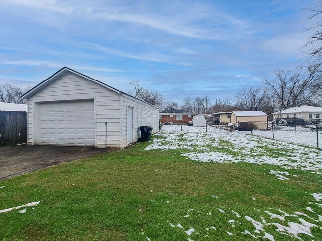 Building Photo - 2404 Thomas Ave