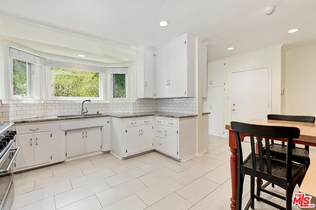 Building Photo - 1318 San Ysidro Dr