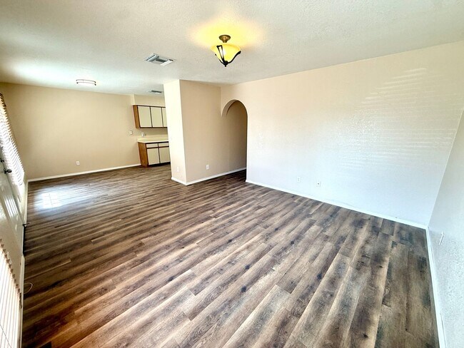 Building Photo - Cute 3 Bedroom 2 Bathroom House in Hualapa...