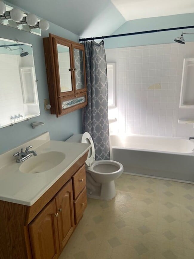 Building Photo - Beautiful 3brm, 2bath Home in Heart of Bur...