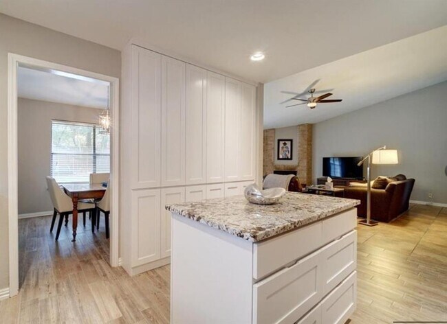 Building Photo - 9518 Topridge Dr