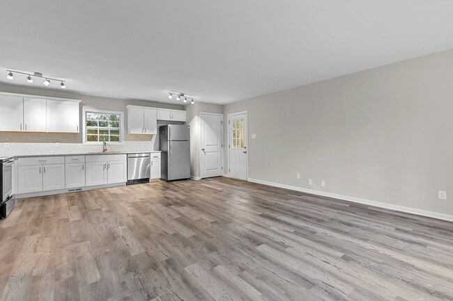 Building Photo - Charming, updated single family home! ADMIN FEES WAIVED *Limited Time*