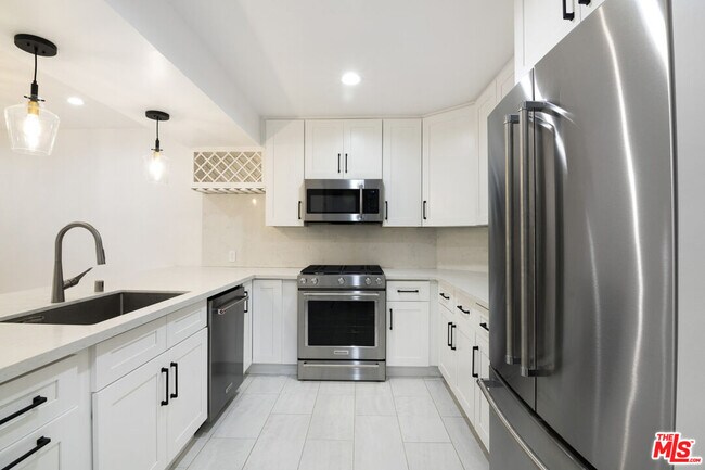 Building Photo - 824 Westmount Dr