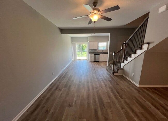 Building Photo - Charming 2 Bedroom, 2.5 Bath Townhome with...