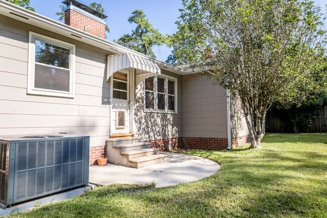 Building Photo - Gorgeous Home Located in Betton Hills, in ...
