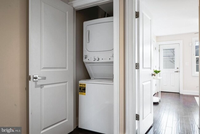 Building Photo - 1259 16th St NE