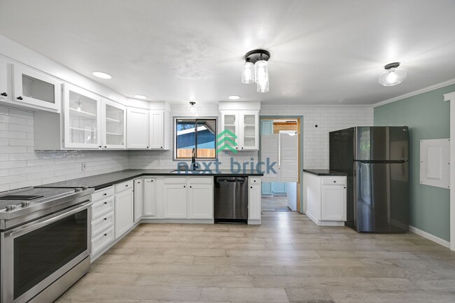 Building Photo - Charming 3-Bed, 2-Bath Remodeled Home in P...